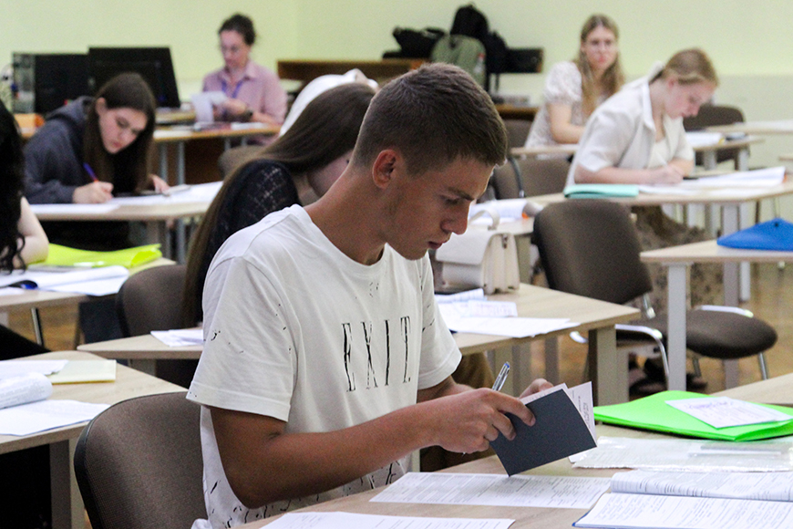 Медалисты, олимпиадники и стобалльники. Кто поступает в этом году в Академию управления?